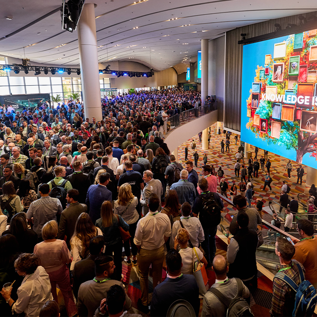 A crowd in the halls of ServiceNow Knowledge